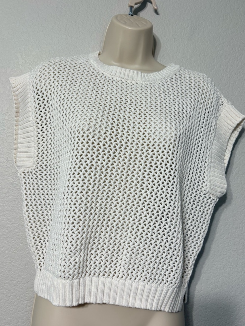 CeCe Open-Knit Lightweight Cotton Sleeveless Pull‎ Over Sweater Vest in Cream. S